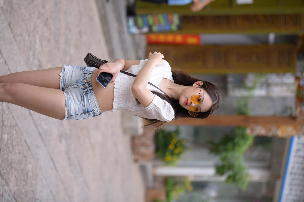 戴太阳镜的牛仔短裤紧身牛仔MM【167P】00021-婷美图