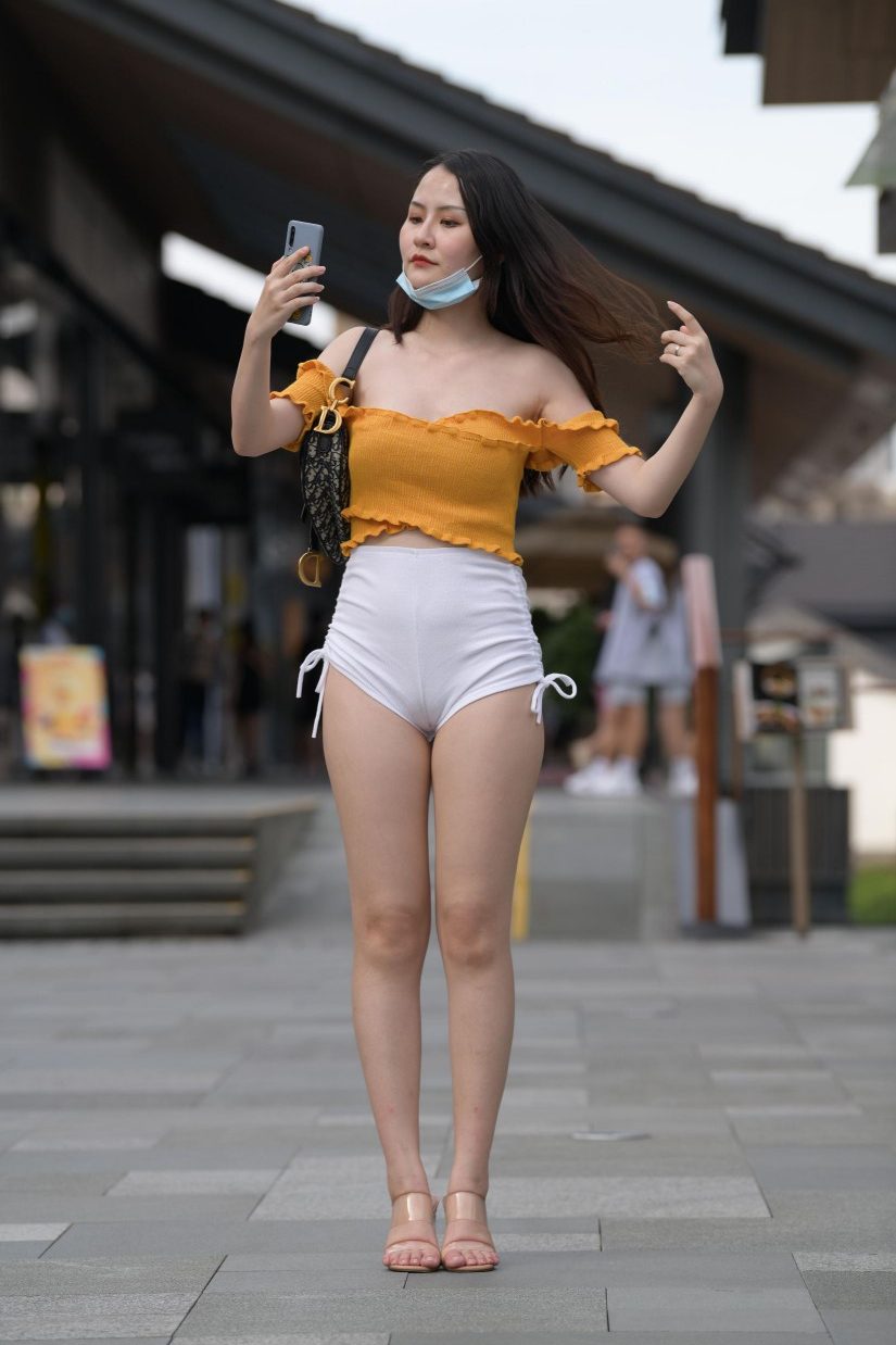 高腰白色短裤的漂亮女孩【767P】00065-婷美图