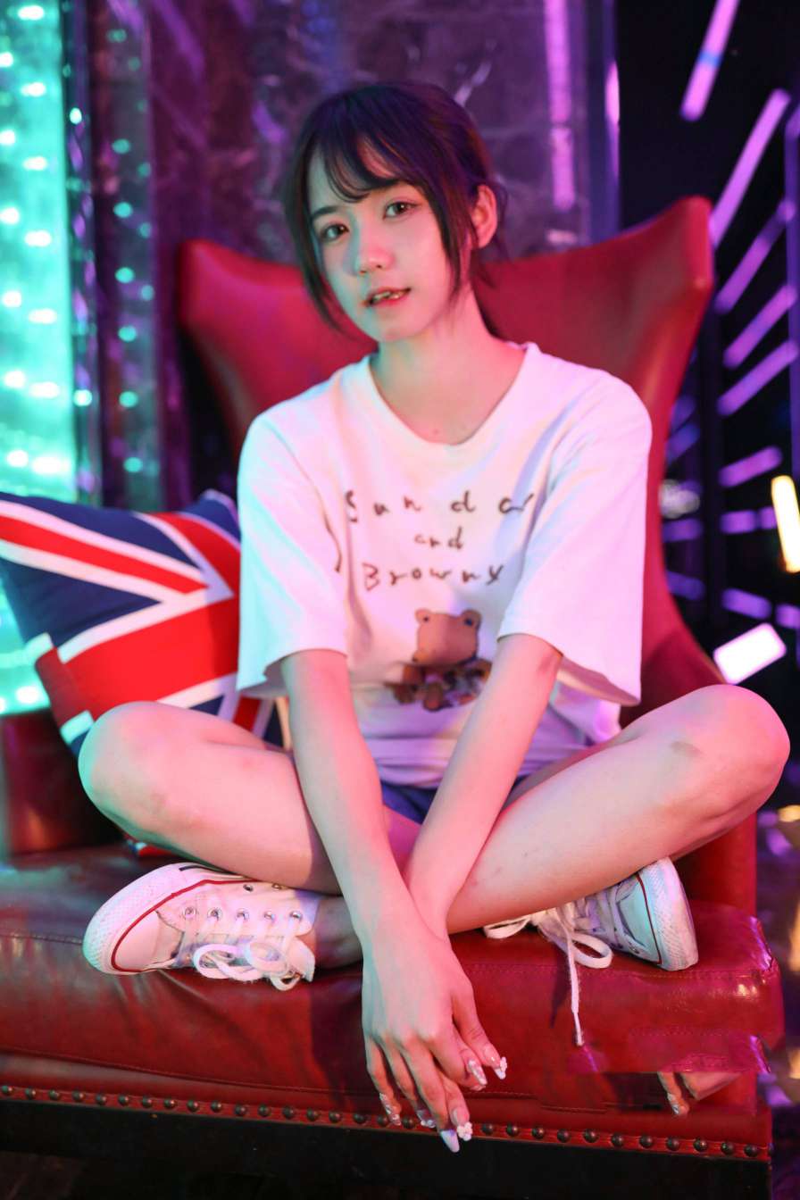 图片[2]-KTV里唱歌的长腿帆布鞋女孩【102P】20015-婷美图