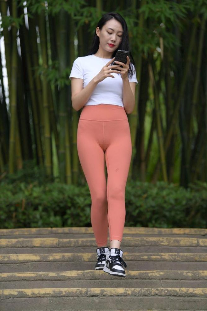 时尚的橘色瑜伽裤女人 J1935 496P1V-20.8GB-婷美图