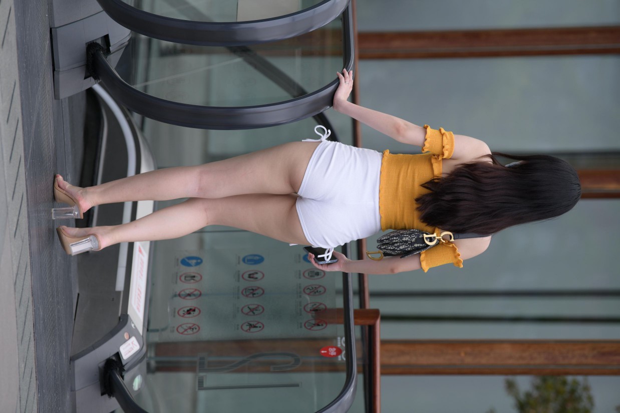 高腰白色短裤的漂亮女孩【767P】00065-婷美图