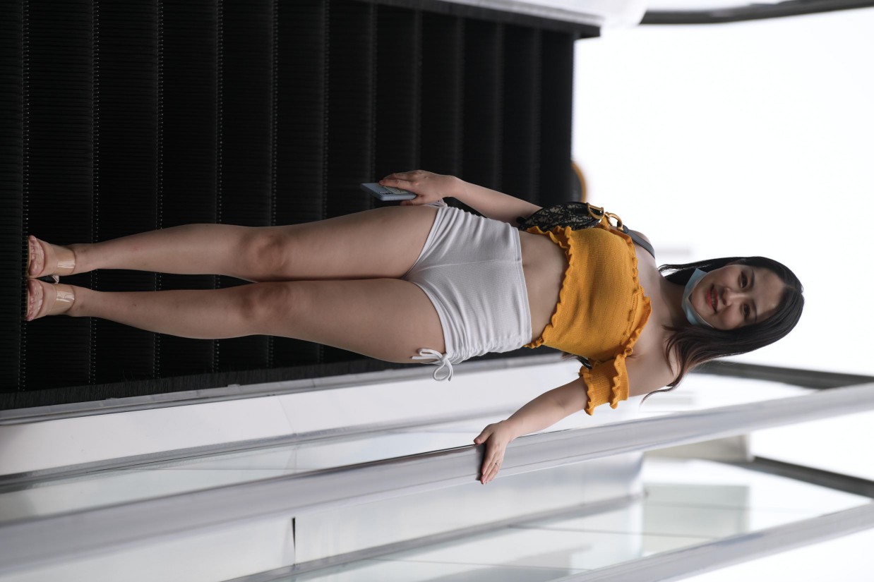 高腰白色短裤的漂亮女孩【767P】00065-婷美图