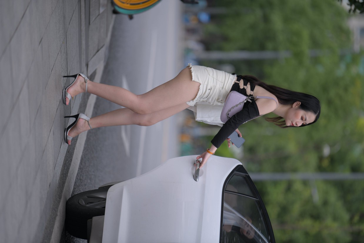 图片[6]-长发飘飘的白色热裤美丽女孩【49P】00029-婷美图