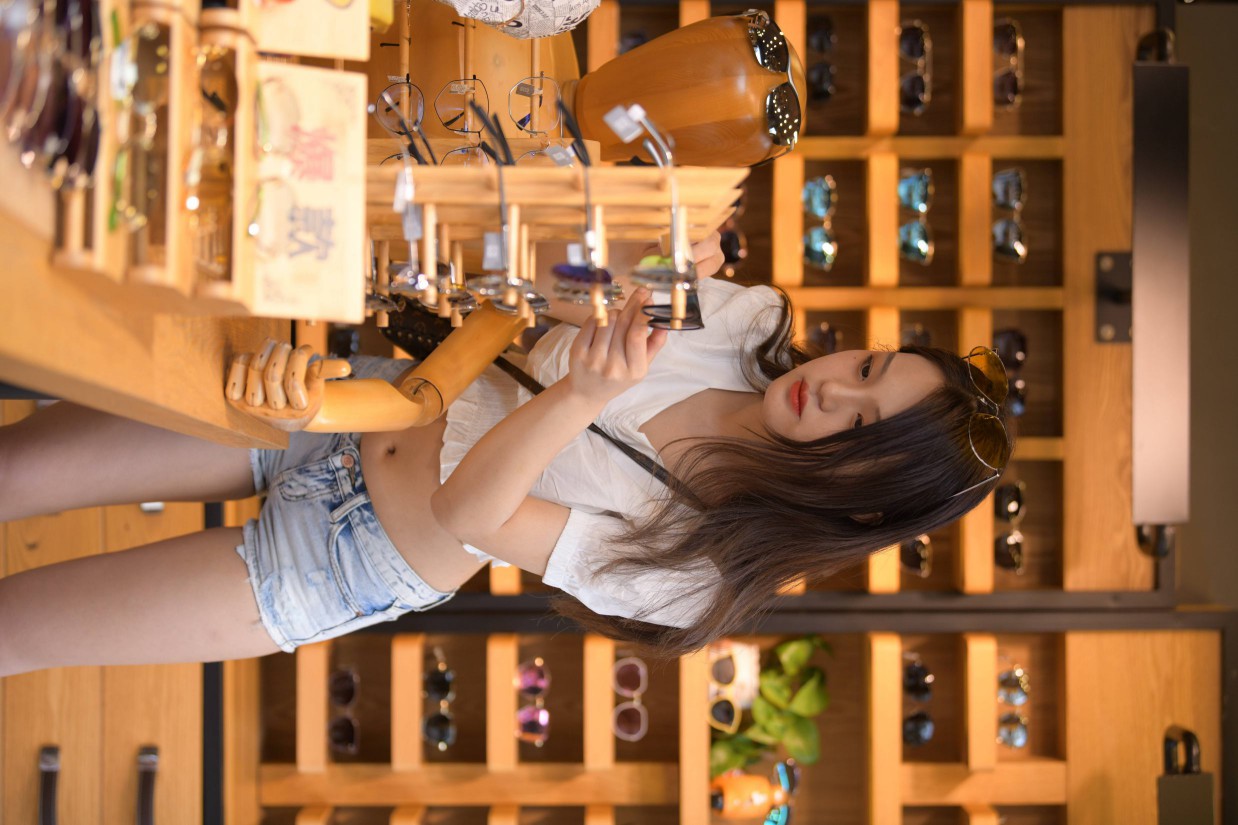 头戴花环的南方姑娘身穿紧身牛仔短裤【161P】00028-婷美图