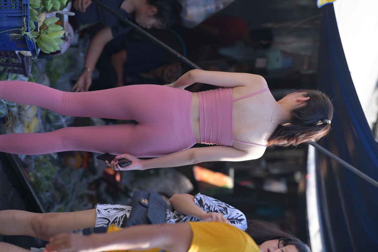 粉色的甜美瑜伽裤女孩在逛街【372P】00057-婷美图